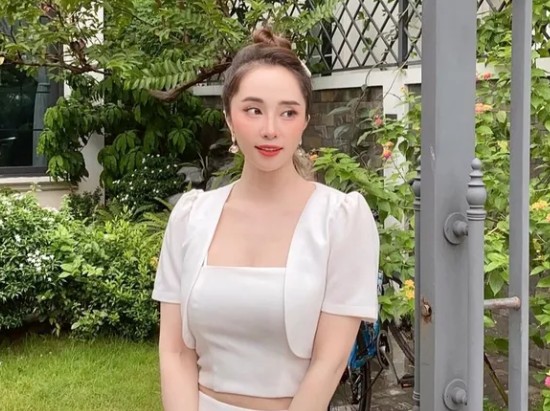 Diện váy trắng tinh khôi, Quỳnh Nga hóa nàng thơ xinh đẹp dịu dàng khiến bao người say đắm